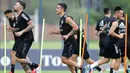 Pemain Argentina Nicolas Otamendi, Paulo Dybala (tengah) dan Lautaro Martinez ambil bagian dalam sesi latihan menjelang lanjutan kualifikasi Piala Dunia 2022 di Ezeiza, Buenos Aires, 26 Januari 2022. Argentina akan bermain tandang kontra Chile pada Jumat, 28 Januari 2022. (ALEJANDRO PAGNI/AFP)