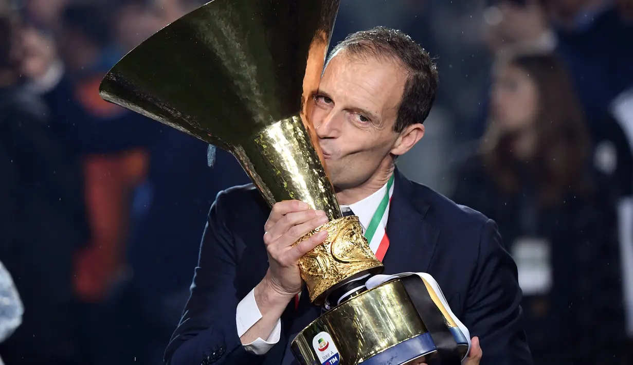 2. Massimiliano Allegri - Catatan apik saat melatih Juventus menjadikan nya kandidat terdepan sebagai suksesor Solskjaer di Manchester united. Pria asal Italia ini juga tengah menganggur usai mundur dari Juventus. (AP/Marco Bertorello)
