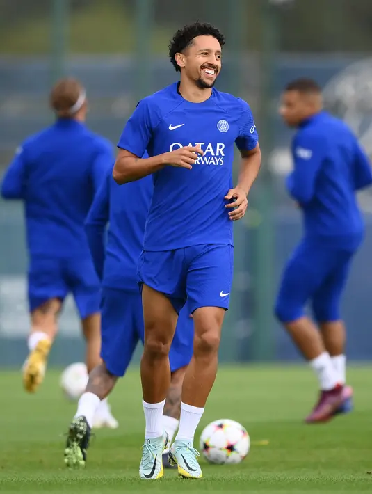 <p>Bek Paris Saint-Germain (PSG) Marquinhos mengambil bagian dalam sesi latihan di Saint-Germain-en-Laye di luar Paris, Senin (5/9/2022). PSG akan menjamu Juventus pada matchday 1 Grup H Liga Champions 2022/2023 di Parc des Princes, Rabu 7 September 2022 dini hari. (Photo by FRANCK FIFE / AFP)</p>