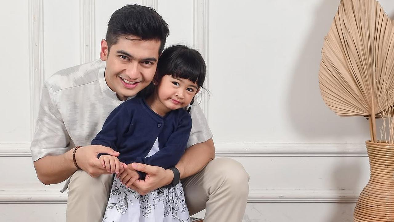 4 Potret Teuku Ryan dan Moana dengan Outfit Couple Ayah-Anak yang Bikin Gemas