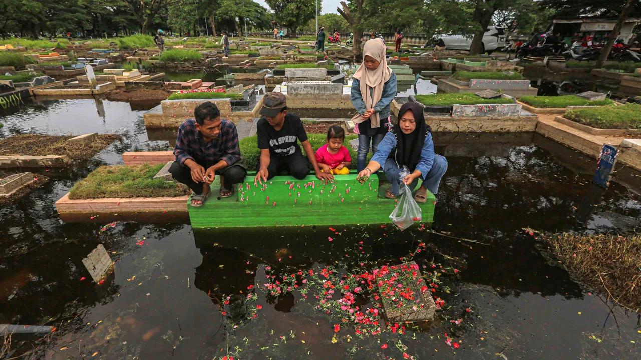 FOTO: Warga Tetap Berziarah Meski TPU Semper Terendam Banjir