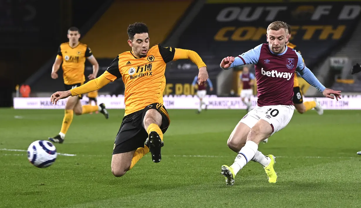 Penyerang West Ham United, Jarrod Bowen (ketiga kanan) mencetak gol ke gawang Wolverhampton Wanderers dalam laga Liga Inggris pekan ke-30 di Molineux Stadium, Selasa (6/4/2021) dini hari WIB. West Ham menang 3-2 saat berlaga di kandang Wolverhampton. (Laurence Griffiths/ Pool via AP)