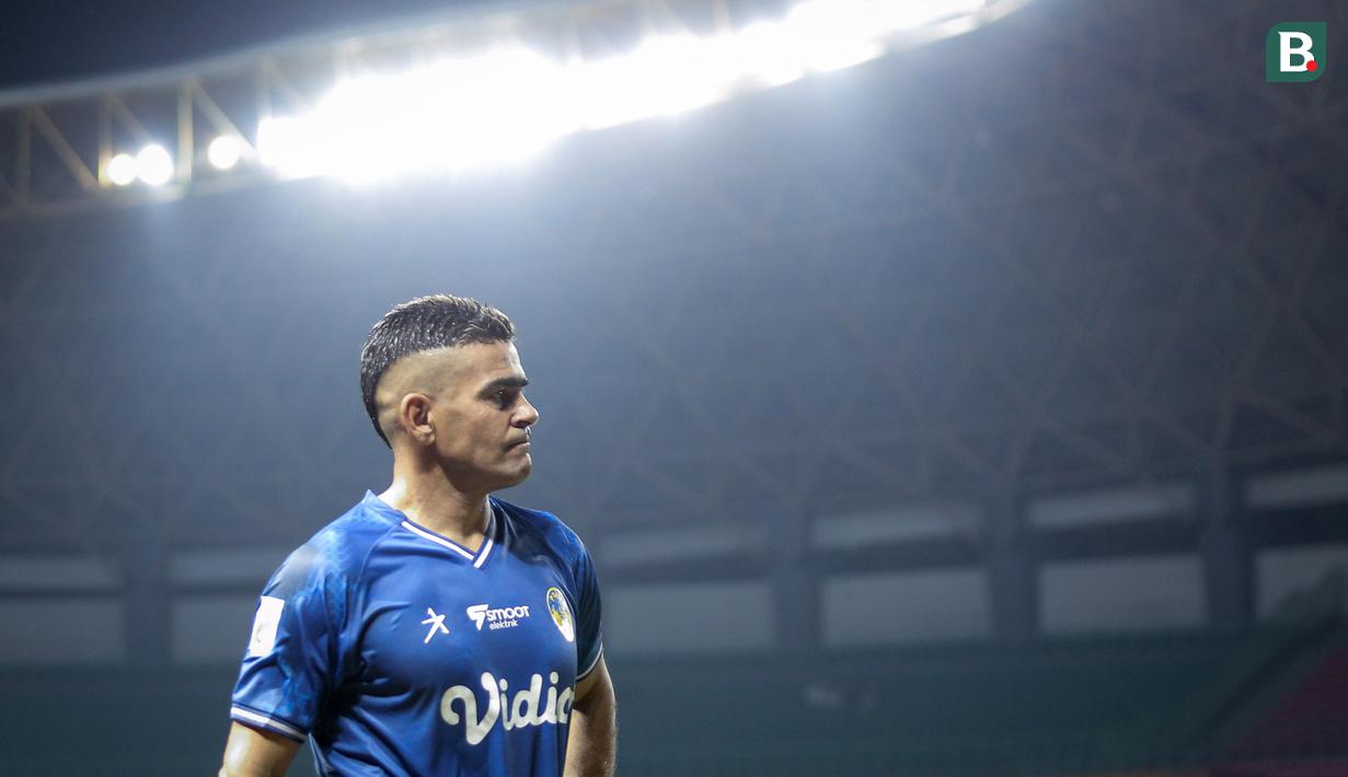 <p>Reaksi kecewa pemain PSIM Yogyakarta, Cristian Gonzales usai kalah 0-3 dari FC Bekasi City saat laga lanjutan Grup B Liga 2 2022/2023 di Stadion Patriot Candrabhaga, Bekasi, Senin (19/09/2022). (Bola.com/Bagaskara Lazuardi)</p>