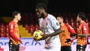 Gelandang AC Milan, Franck Kessie bersiap melakukan eksekusi penalti ke gawang Benevento dalam laga lanjutan Liga Italia 2020/21 pekan ke-15 di Ciro-Vigorito, Minggu (3/1/2021). AC Milan menang 2-0 atas Benevento. (AFP/Andreas Solaro)