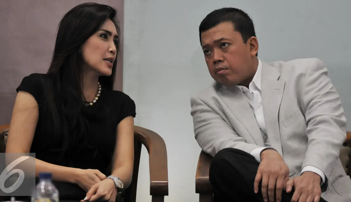 Komisi 9 DPR RI Rieke Dyah Pitaloka, bersama Kepala BNP2TKI, Nusron Wahid saat menjadi pembicara diskusi di Nusantara III, Kompleks Parlemen, Jakarta, Selasa (9/2). Diskusi tersebut membahas Perlindungan TKI di luar negeri. (Liputan6.com/Johan Tallo)