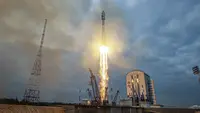 Roket Soyuz-2.1b dengan stasiun otomatis pendarat bulan Luna-25 lepas landas dari landasan peluncuran di Kosmodrom Vostochny di Timur Jauh Rusia, pada Jumat, 11 Agustus.  (Roscosmos State Space Corporation via AP)