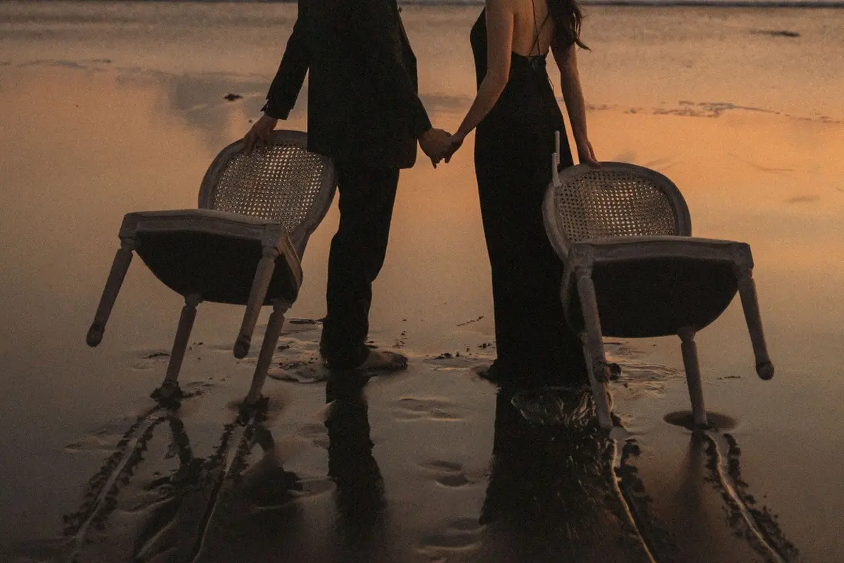 Pernikahan Semakin Dekat, Gaya Serasi Serba Hitam Ranty Maria dan Rayn Wijaya di Prewedding Shoot Pantai