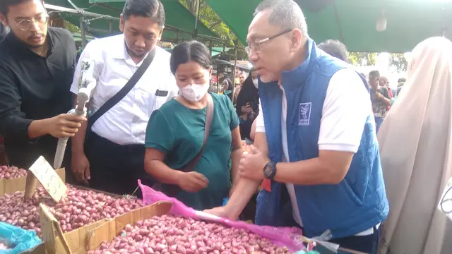 Mendag Zulkifli Hasan memantau harga dan pasokan kebutuhan pokok jelang natal dan tahun baru, Sabtu (17/12/2022). (Foto: Liputan6.com/Ajang Nurdin)