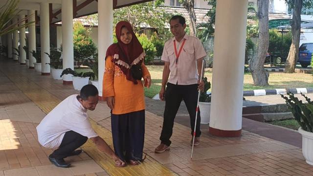 Penyandang Disabilitas Netra Kerap Dibantu Relawan, Pendamping dan Teman Tandem, Ini Perbedaannya