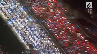 Mudik jelang thanksgiving di Amerika Serikat, menimbulkan kemacetan parah di Los Angeles.