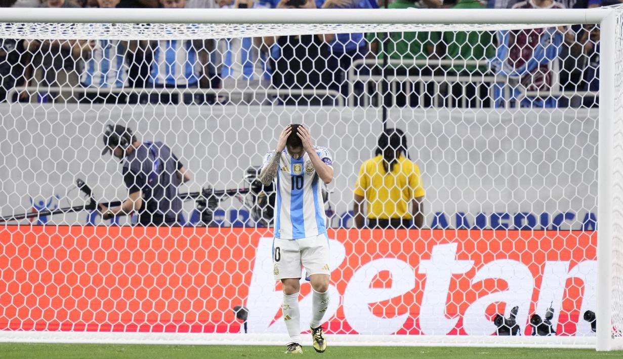 Sepakan model panenka ala Lionel Messi tak sempurna. (AP Photo/Kevin M. Cox)