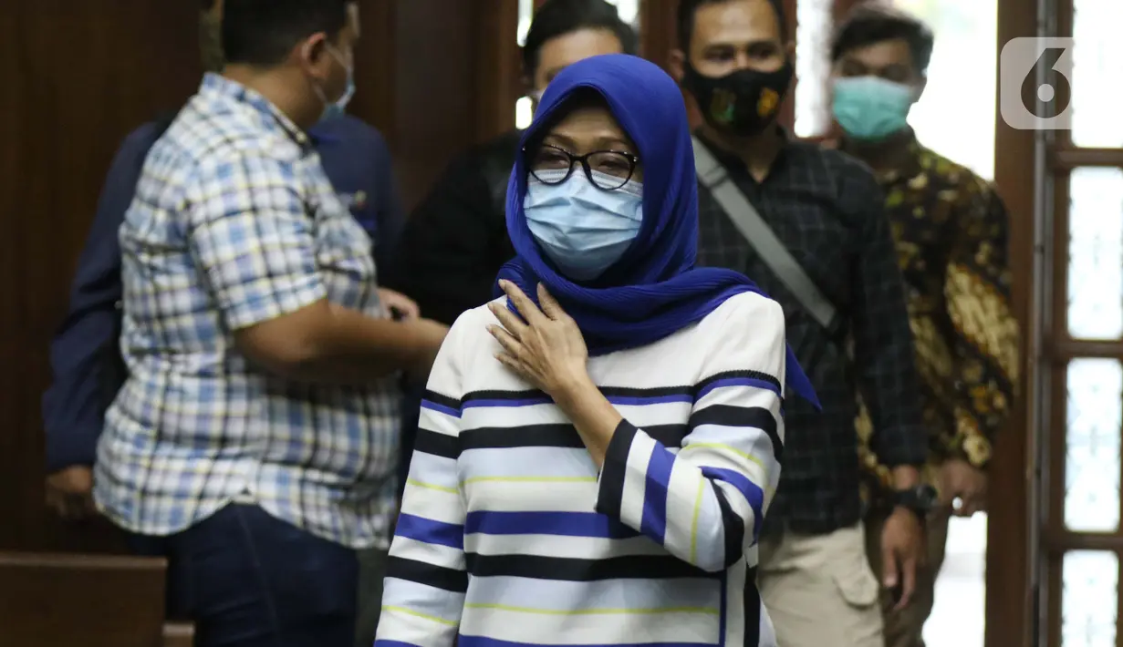 Mantan kuasa hukum Djoko S Tjandra, Anita Kolopaking bersiap menjadi saksi pada sidang lanjutan dugaan suap dan tindak pidana pencucian uang terkait kepengurusan fatwa MA dengan terdakwa Pinangki Sirna Malasari di Pengadilan Tipikor, Jakarta, Rabu (25/11/2020). (Liputan6.com/Helmi Fithriansyah)