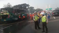 Satu unit bus penumpang Mekar Prima berpelat A 7542 ZM terbakar di Tol Jalan Lingkar Luar Barat (JLB) Kayu Besar arah Cengkareng, sekitar pukul 06.30 WIB. (Ronald/Merdeka)