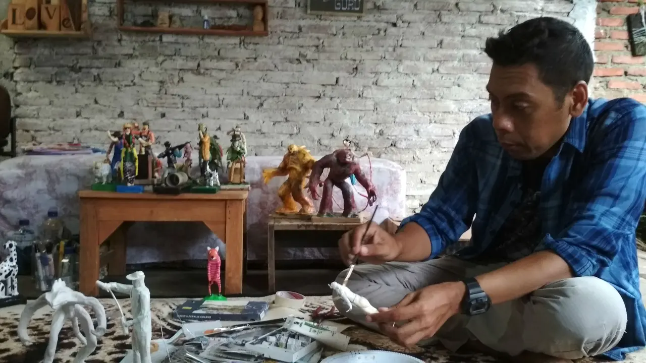 Kreatif, Warga Cirebon Manfaatkan Koran Bekas Jadi Patung Karakter