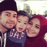 Nagita Slavina dan Raffi Ahmad tengah menjalani ibadah umrah. Memposting foto menggunakan khimar, Nagita mendapatkan pujian dari Jessica Iskandar.  
