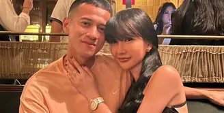 Foto terbaru yang diunggah Lucinta Luna mengundang banyak perhatian netizen. Kali ini Lucinta Luna memamerkan kemesraan menempel kepada Herjunot Ali. Lucinta tampak mengenakan atasan tanpa lengan berwarna hitam dengan celana jeans, sedangkan Herjunot tampil kasual dengan atasan berwarna cokelat muda dan celana hitam. Foto: Instagram.