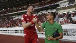 Striker Persija, Marko Simic, menyapa rekannya Riko Simanjuntak usai melawan Persela pada laga Liga 1 di SUGBK, Jakarta, Selasa (20/11). Persija menang 3-0 atas Persela. (Bola.com/Vitalis Yogi Trisna)