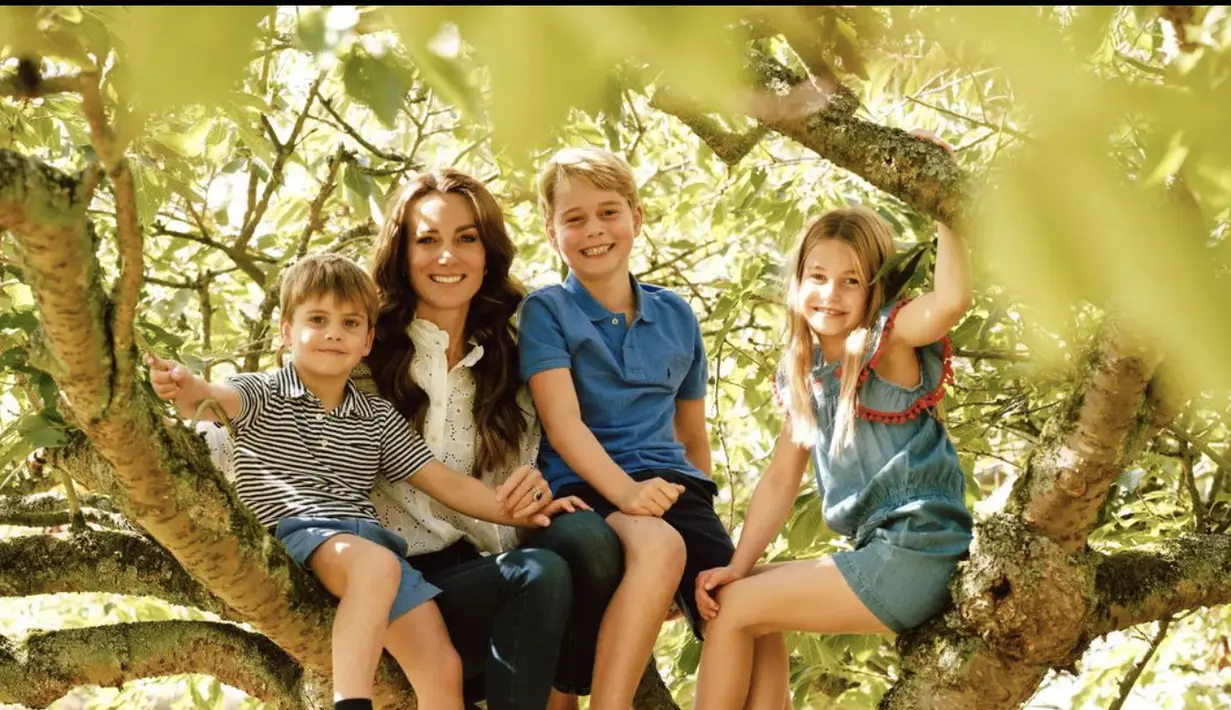 White sneakers bergaya klasik jadi andalan Kate Middleton untuk memberikan sentuhan sporty chic pada tampilannya. Superga Cotu Classic menjadi sepatu bermaterial kanvas favorit dengan harga kisaran Rp700,000. [Foto: Kensington Royal/ Instagram]