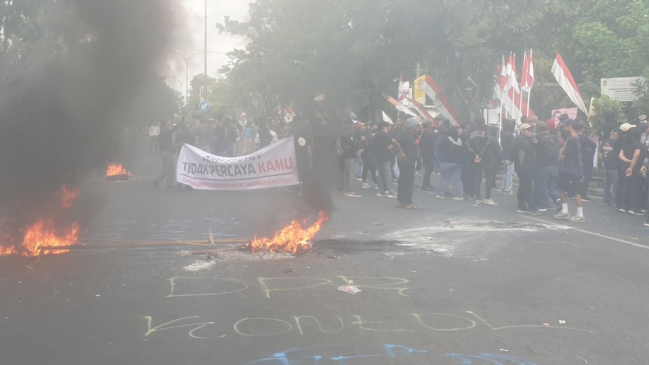 Demonstran Berpakaian Serba Hitam Kepung DPRD Solo, Tuntut Jokowi Mundur