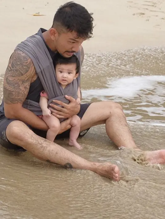 Tidak hanya pola tidur yang berubah, tapi juga sebagai orangtua, kehadiran buah hati itu membuat keduanya memiliki tanggung jawab yang lebih besar lagi. "Dari soal pengeluaran, tanggung jawab, ya banyak sih," tambahnya. (Instagram/riodewanto)