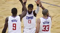 Paul George (tengah) bermain baik ketika Los Angeles Clippers mengalahkan Cleveland Cavaliers pada laga lanjutan NBA 2020/2021, Kamis (04/02/2021) pagi WIB. (Douglas P. DeFelice / GETTY IMAGES NORTH AMERICA / Getty Images via AFP)