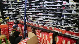 Aktivitas toko sepatu impor dari Vietnam dan China di Jakarta, Selasa (1/9/2020). Kementerian Perdagangan menerbitkan Permendag Nomor 68 Tahun 2020 untuk menekan laju impor alas kaki dan barang konsumsi lainnya yang meningkat hingga 50,64 persen pada Mei hingga Juni 2020 (Liputan6.com/Faizal Fanani)