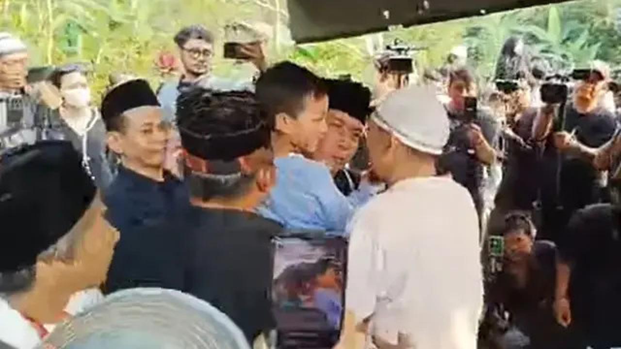10 Potret Suasana Pemakaman Mpok Alpa, Diiringi Tangis Keluarga dan Sahabat