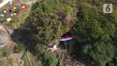 Foto udara upacara pengibaran bendera Merah Putih pada HUT ke-78 RI di lokasi bekas tambang batu kapur Tebing Arpam, Gua Sigugula Karst Klapanunggal, Kabupaten Bogor, Jawa Barat, Kamis (17/8/2023).  (merdeka.com/Imam Buhori)