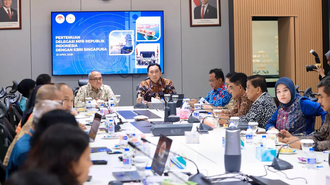 Wakil Ketua MPR RI dari Partai Demokrat Edhie Baskoro Yudhoyono (Ibas) ketika bertemu dengan Duta Besar Indonesia untuk Singapura, H.E. Suryo Pratomo, di Kantor Kedutaan Besar Republik Indonesia di Singapura, Rabu (23/4/23) (Istimewa)