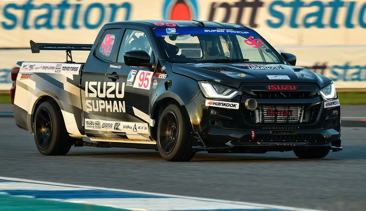 Isuzu D-Max terbaru sudah disulap menjadi lebih gahar lengkap dengan wing belakang. (Source: Facebook/Thailand Super Series)