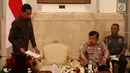 Presiden Joko Widodo atau Jokowi (kiri) didampingi Wakil Presiden Jusuf Kalla usai memberi arahan dalam Sidang Kabinet Paripurna di Istana Negara, Jakarta, Senin (9/4). Sidang Kabinet Paripurna membahas dua hal. (Liputan6.com/Angga Yuniar)