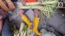 Pedagang membuat kulit ketupat dari anyaman daun kelapa muda (janur) di Pasar Pondok Labu, Jakarta Selatan, Kamis (30/7/2020). Pedagang musiman kulit ketupat yang sebagian datang dari Serang, Banten mulai ramai memadati kawasan Pasar Pondok Labu. (Liputan6.com/Fery Pradolo)
