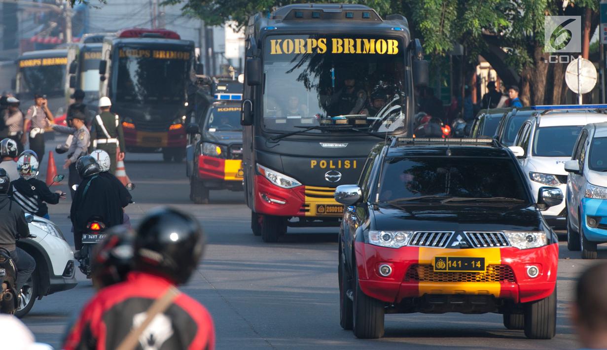 Kendaraan polisi mengawal iringan bus berisi narapidana teroris dari Rutan Cabang Salemba Mako Brimob di kawasan Kelapa Dua, Depok, Kamis (10/5). Imbas kerusuhan, sebanyak 155 napi terorisme dipindahkan ke Nusakambangan, Cilacap (Merdeka.com/Arie Basuki)