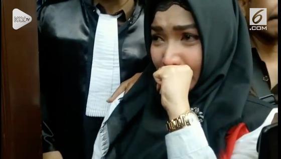 VIDEO: Tangisan Histeris Roro Fitria Setelah Divonis Bersalah