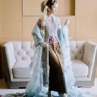 Penampilan Sabrina sebagai pengantin wanita pun maksimal mengenakan kebaya panjang model kutubaru rancangan desainer Indonesia, Didiet Maulana untuk Svarna by Ikat Indonesia.  (Instagram/iluminen).