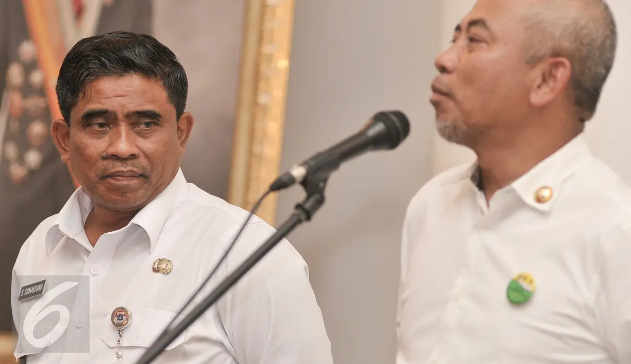 Plt Gubernur DKI Jakarta Sumarsono saat penyerahan hibah lampu penerangan jalan (armature) untuk Pemkot Bekasi, di Balai Kota DKI, Rabu (25/1). 20 ribu lampu armeture penerangan jalan umum bekas dihibahkan ke Pemkot Bekasi. (Liputan6.com/Yoppy Renato)