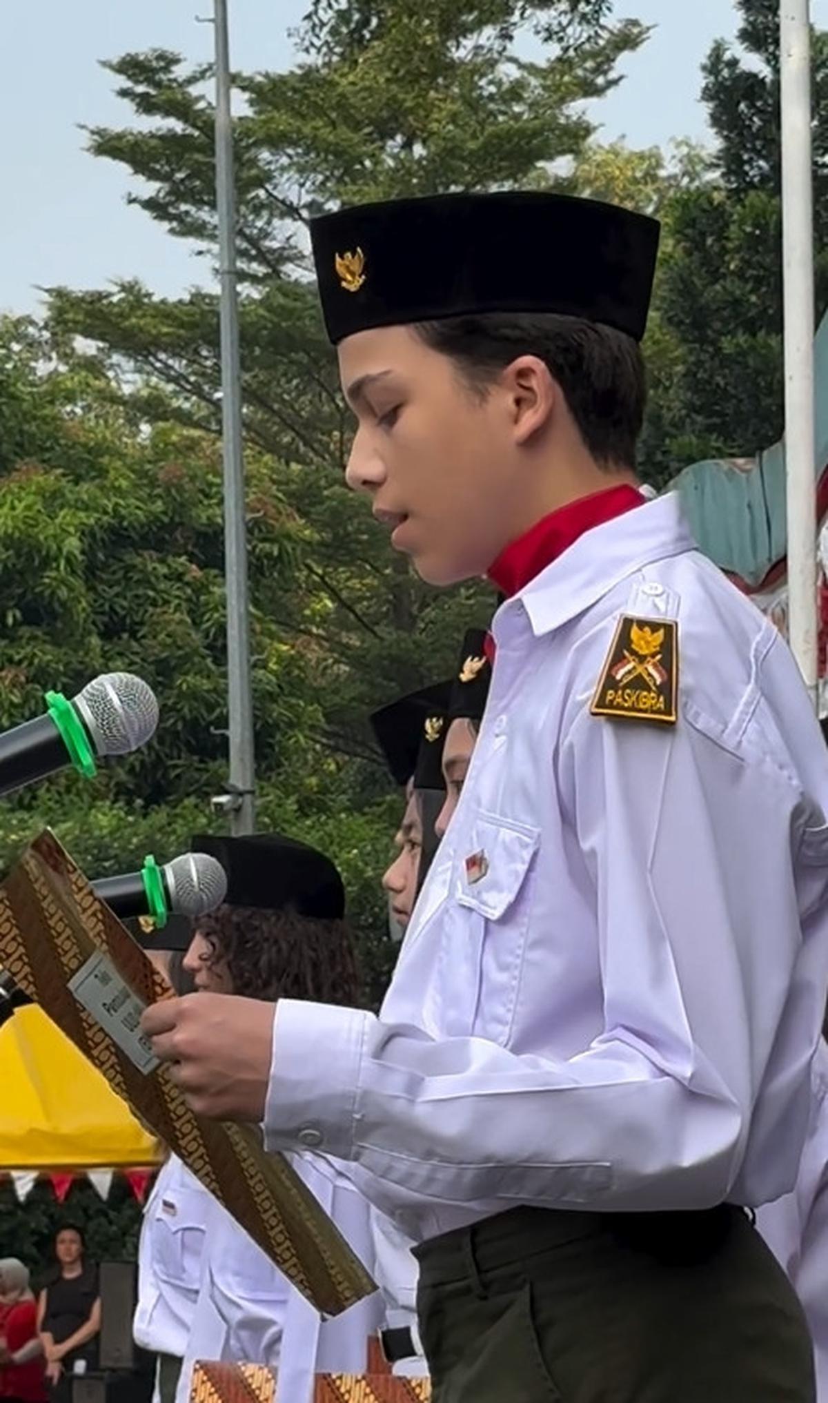 Ayu merasa sangat bangga kepada anaknya.&nbsp;