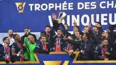 Pemain PSG mengangkat trofi Piala Super Prancis atau Trophee des Champions usai mengalahkan Marseille di Stade Bollaert-Delelis, Kamis (14/1/2021). PSG menang 2-1 atas Marseille. (AFP/Denis Charlet)