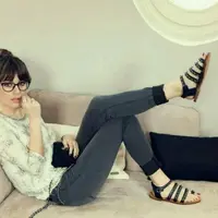 Tampil minimalis ala cewek berkacamata. (via: istimewa)