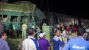 Kondisi bangkai kereta yang rusak parah usai mengalami tabrakan di Kota Alexandria, Mesir (11/8). Akibat tabrakan dua kereta tersebut, sedikitnya 36 orang tewas dan 123 orang lainnya menderita luka.  (AFP Photo/Khaled Deouki)