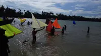 Lomba perahu miniatur (jong) permainan tradisional khas Melayu digelar di Teluk Nongsa, Kota Batam, Kepri. (Liputan6.com/Ajang Nurdin)