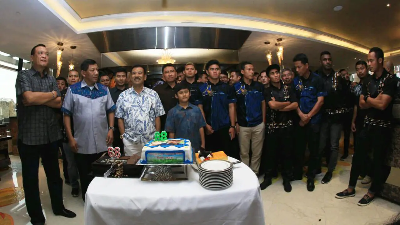 Umuh Muchtar dan jajaran manajemen serta pemain Persib