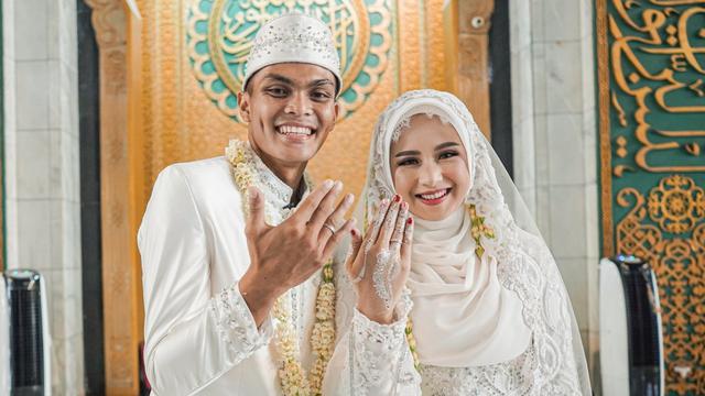 Bek Persebaya, Rachmat Irianto, resmi menikahi Siti Qonita pada Minggu (1/11/2020).