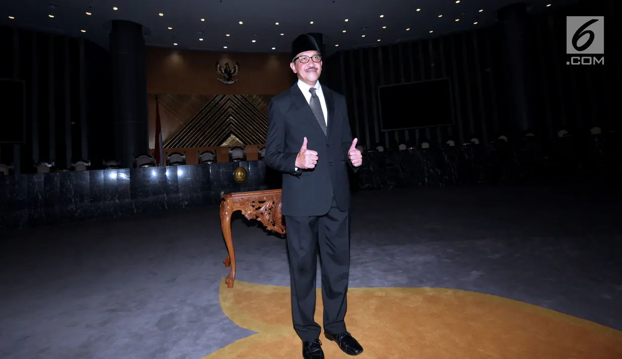 Deputi Gubernur BI Dody Budi Waluyo berfoto usai pengucapan sumpah jabatan di Gedung MA RI, Jakarta, Rabu (18/4). Dody Budi Waluyo menjadi Deputi Gubernur BI 2018-2023. (Liputan6.com/Helmi Fithriansyah)