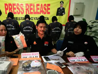 Kasat Resnarkoba Kompol Sugeng Riyadi (tengah) menunjukan barang bukti saat gelar perkara kasus Narkoba di Polresta Yogyakarta, (3/3/16).Pada gelar perkara tersebut , terjaring 6 orang tersangka.(Boy Harjanto)