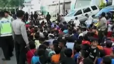 Amplop berisi uang Rp 10.000 serta paket sembako dibagikan warga Tionghoa di Jalan Pluit, Penjaringan.
