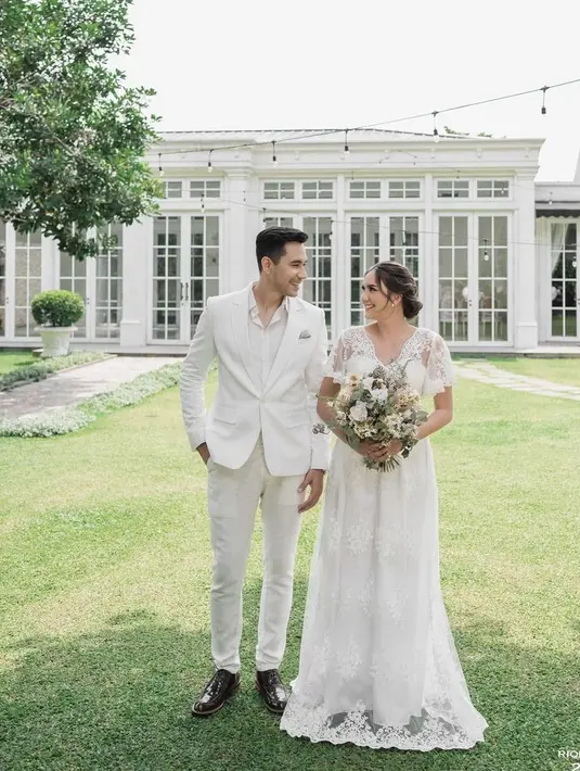Darius Sinathrya dan Donna Agnesia tengah merayakan ulang tahun pernikahan ke-15, Kamis 30 Desember 2021. Untuk merayakannya, pasangan presenter itu melakukan pemotretan bersama Rio Motret. (Instagram/dagnesia).