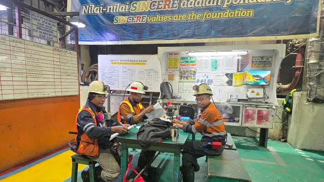 Pekerja di Tambang Bawah Tanah DMLZ. Foto: Nurmayanti/Liputan6.com
