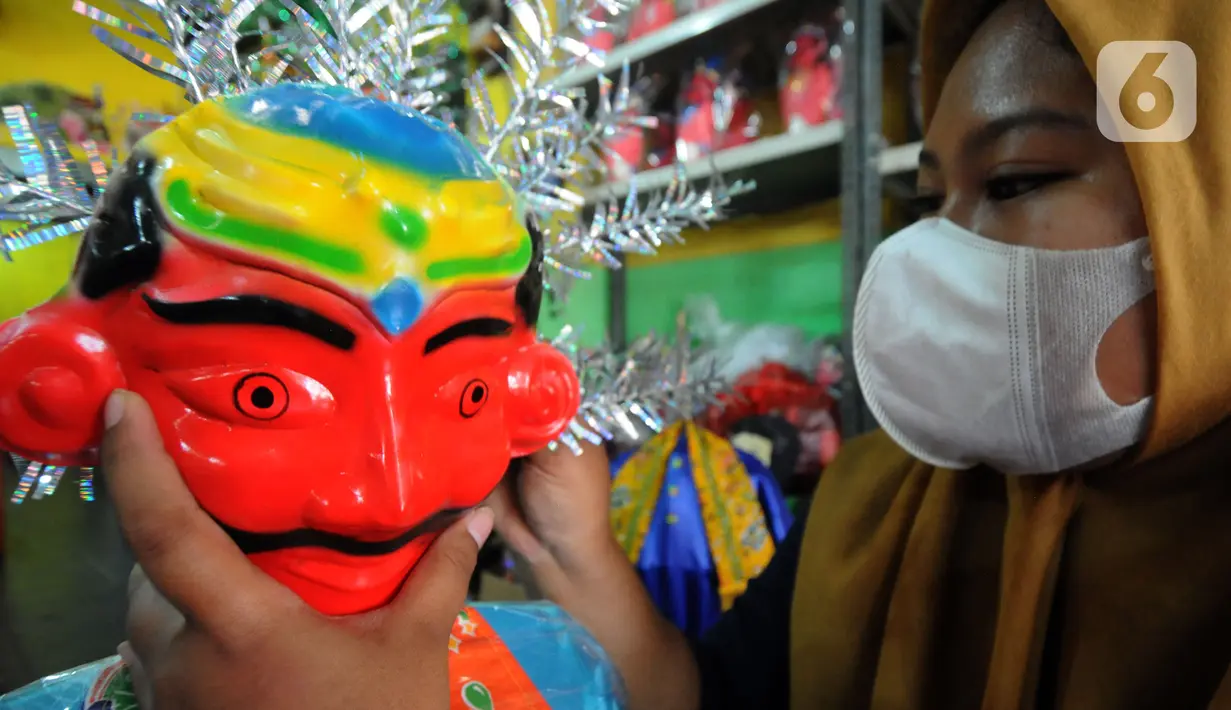 Pekerja membuat ondel-ondel di Rumah Produksi Ondel-Ondel Jakarta, Setu Babakan, Jakarta Selatan, Minggu (19/9/2021). Ondel-ondel dijual dengan harga Rp 35 ribu hingga Rp 7 juta per pasang. (merdeka.com/Arie Basuki)