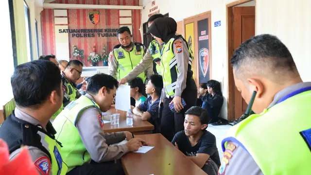 Para anggota perguruan silat di Tuban didata petugas usai konvoi dan bawa senjata tajam. (Adirin/Liputan6.com)